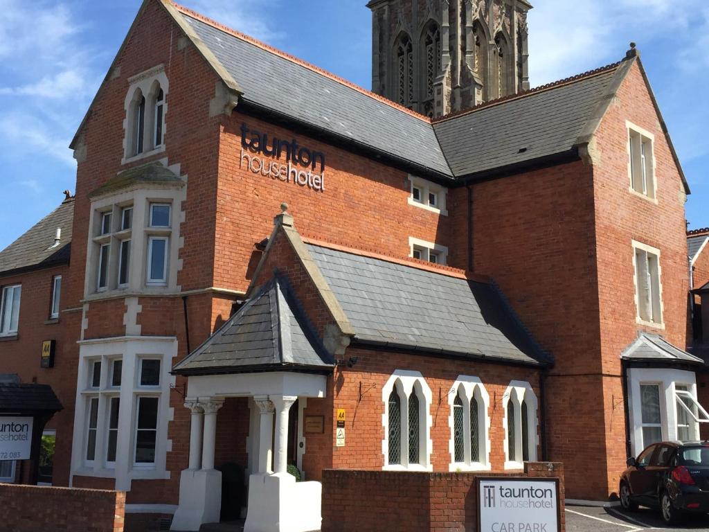 un grande edificio in mattoni con torre dell'orologio di Taunton Town House a Taunton