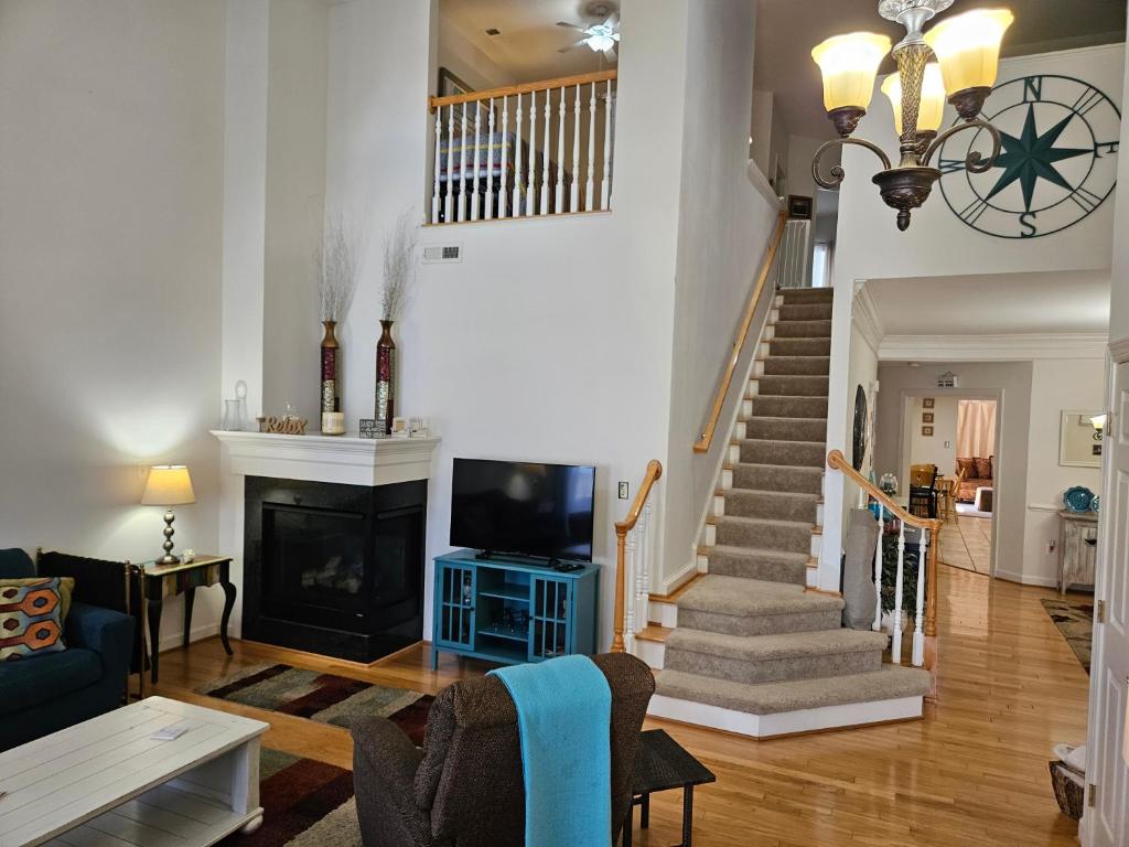 Μια τηλεόραση ή/και κέντρο ψυχαγωγίας στο Spectacular 3BR 2BA Bay Forest Villa near Bethany Beach!