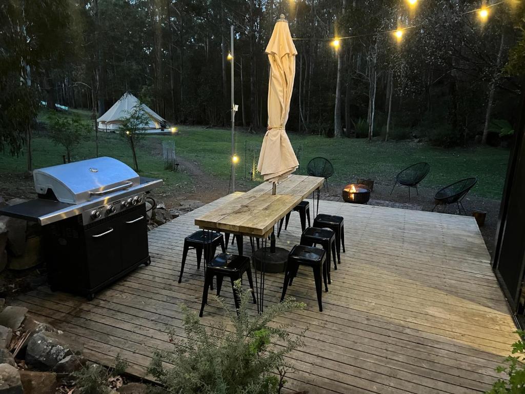 Aed väljaspool majutusasutust Base Glamp Bruny - Heated Tents for 8 People