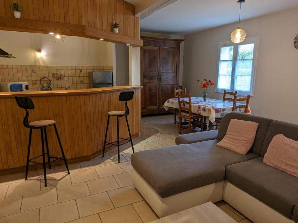 salon z kanapą i kuchnią w obiekcie Maison charentaise rénovée avec jardin privé, proche d'Angoulême et activités en bord de Charente - FR-1-653-208 w mieście Vindelle