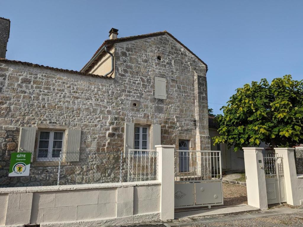 Zdjęcie z galerii obiektu Maison charentaise rénovée avec jardin privé, proche d'Angoulême et activités en bord de Charente - FR-1-653-208 w mieście Vindelle