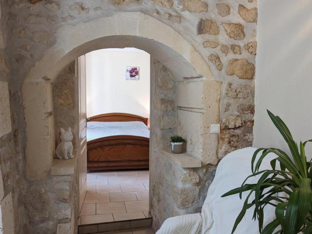 Łóżko lub łóżka w pokoju w obiekcie Maison charentaise rénovée avec jardin privé, proche d'Angoulême et activités en bord de Charente - FR-1-653-208