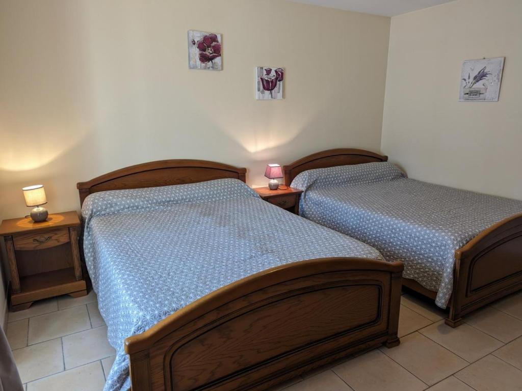 Łóżko lub łóżka w pokoju w obiekcie Maison charentaise rénovée avec jardin privé, proche d'Angoulême et activités en bord de Charente - FR-1-653-208