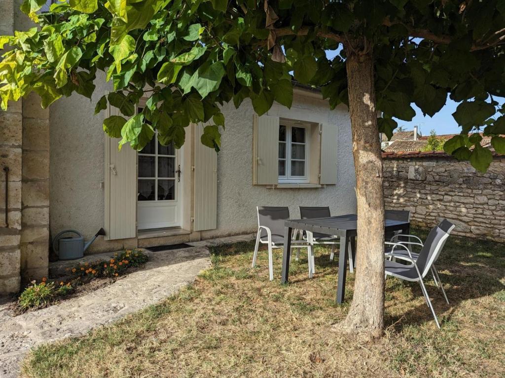 Ogród w obiekcie Maison charentaise rénovée avec jardin privé, proche d'Angoulême et activités en bord de Charente - FR-1-653-208