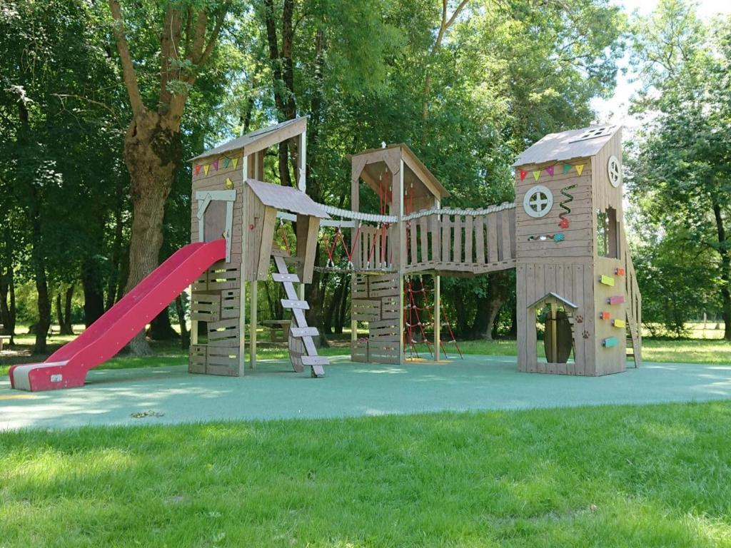Plac zabaw dla dzieci w obiekcie Maison charentaise rénovée avec jardin privé, proche d'Angoulême et activités en bord de Charente - FR-1-653-208