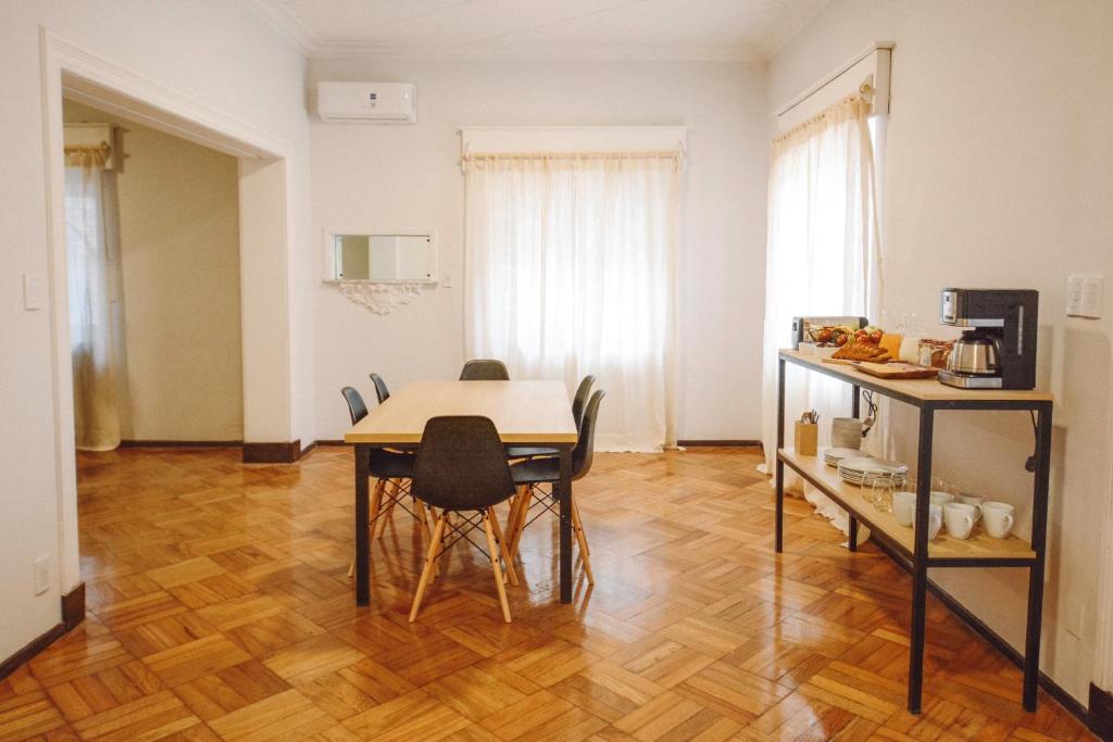 een eetkamer met een tafel en stoelen bij Anden Aristides in Mendoza