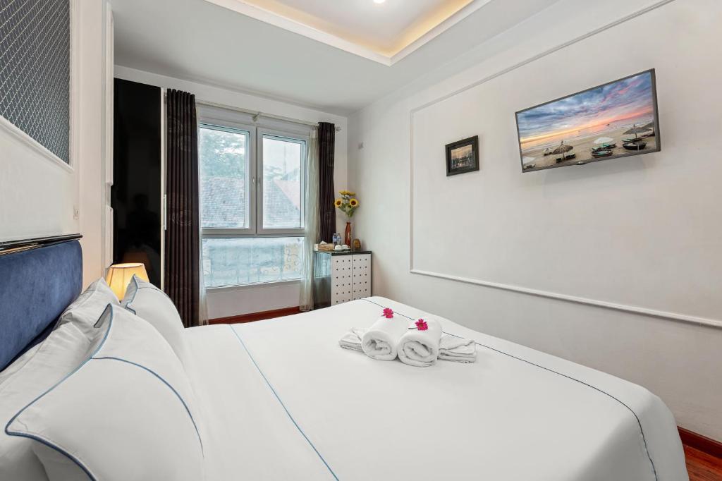 Postel nebo postele na pokoji v ubytování Golden Sun Hotel
