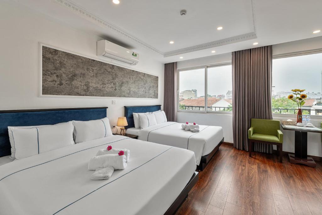 Postel nebo postele na pokoji v ubytování Golden Sun Hotel