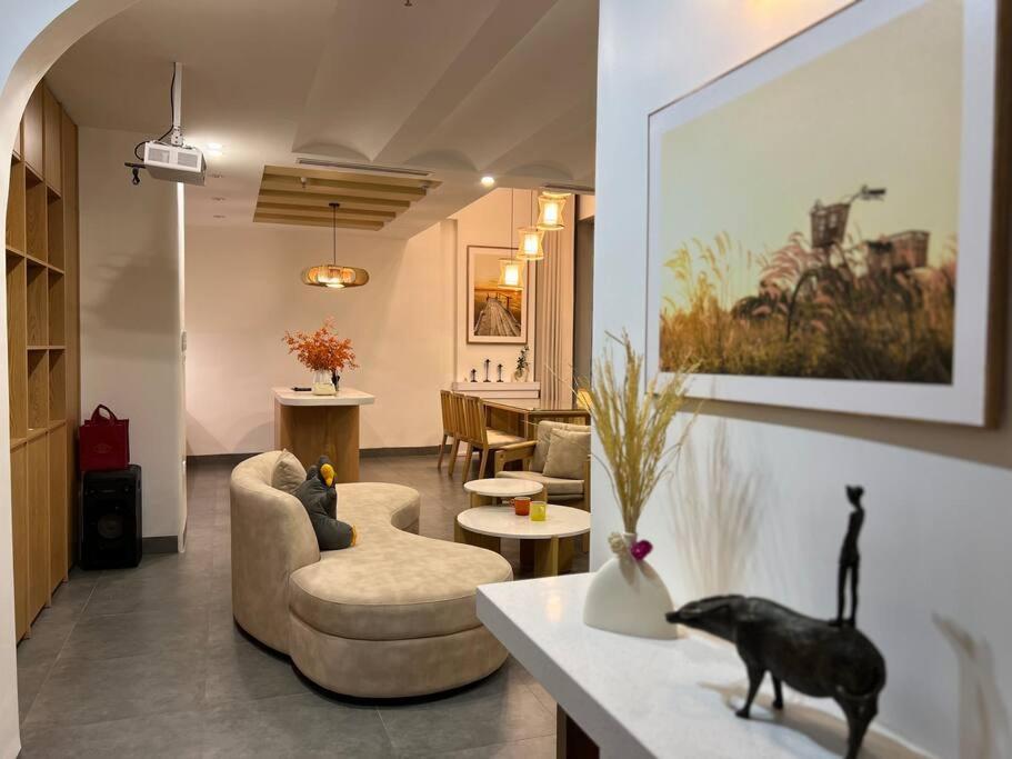 una sala de estar con una estatua de un gato en un mostrador en AnAn Sweethome Penhouse Duplex near Bát Tràng, en HÆ°ng YÃªn