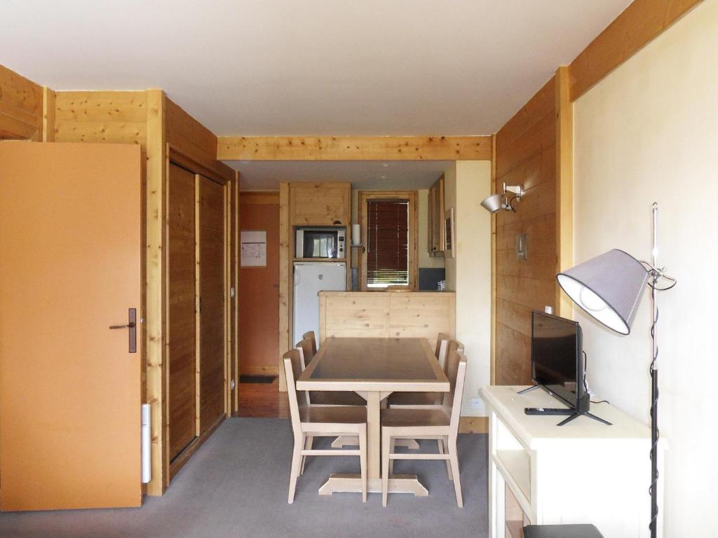 une petite salle à manger avec une table et une télévision dans l'établissement Appartement 3 pièces · Pied des pistes · Balcon · 7 pers - FR-1-181-2721, à La Plagne Tarentaise