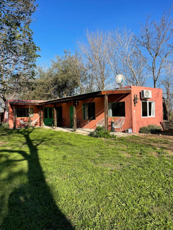 una casa en un campo de hierba con un coeficiente de eficiencia suficiente en El campito en Capilla del Señor