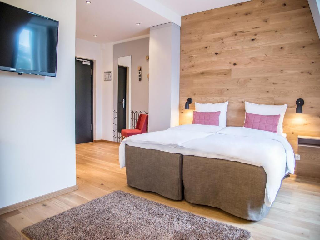 Ein Bett oder Betten in einem Zimmer der Unterkunft Hotel Alte Post Flensburg
