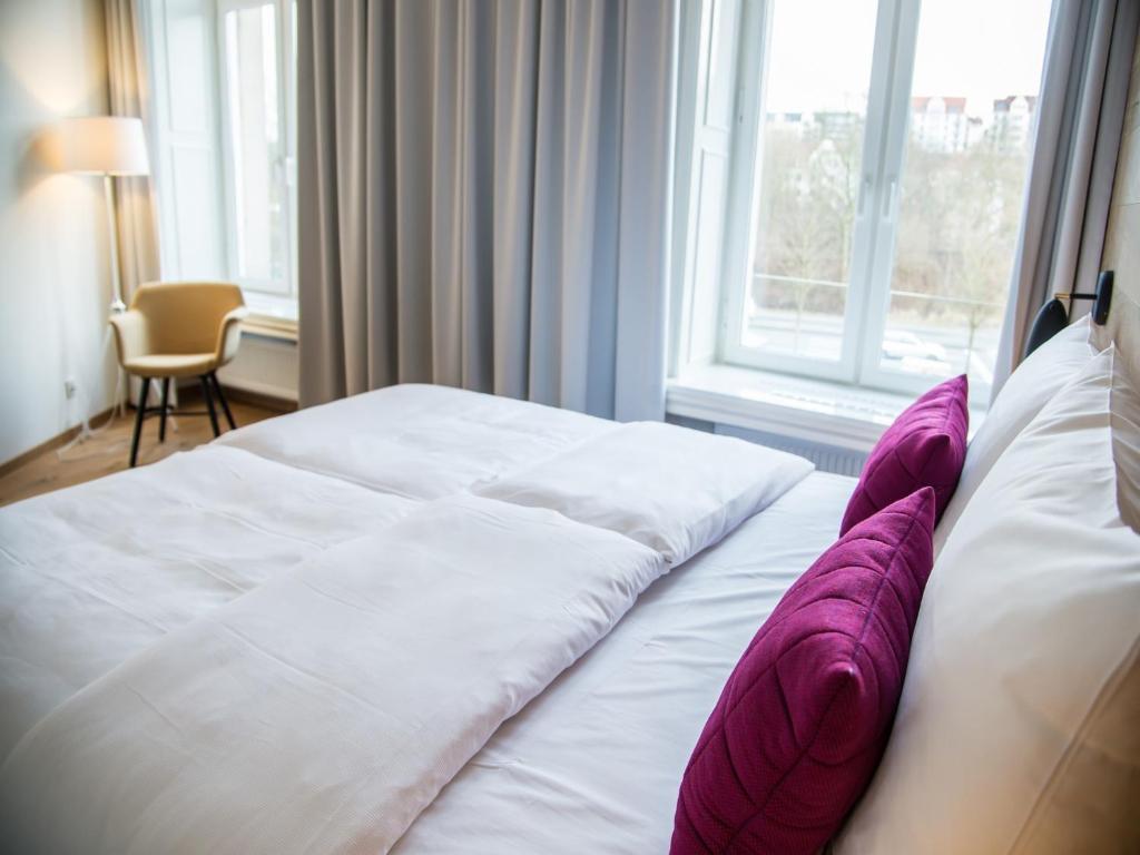 Ein Bett oder Betten in einem Zimmer der Unterkunft Hotel Alte Post Flensburg