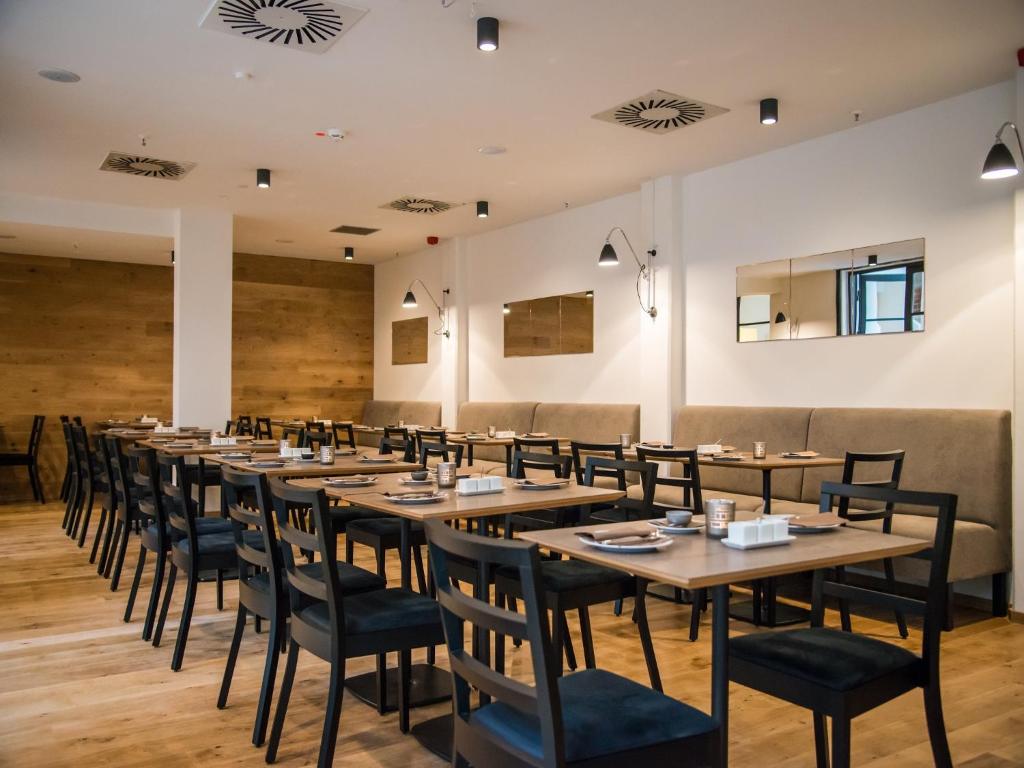 Ein Restaurant oder anderes Speiselokal in der Unterkunft Hotel Alte Post Flensburg 