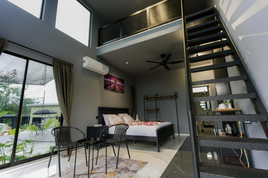 Habitación con cama, escalera y dormitorio. en The Hillock @ Hulu Tamu, en Batang Kali