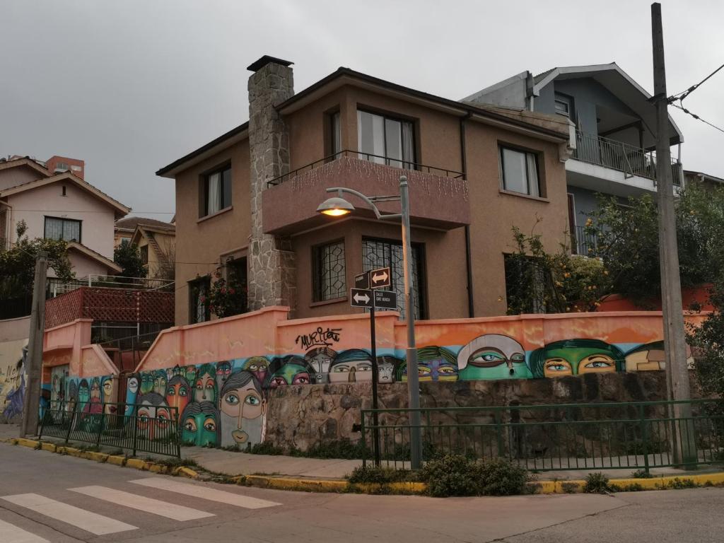 uma casa com graffiti ao lado dela em Casa del Limón em Valparaíso