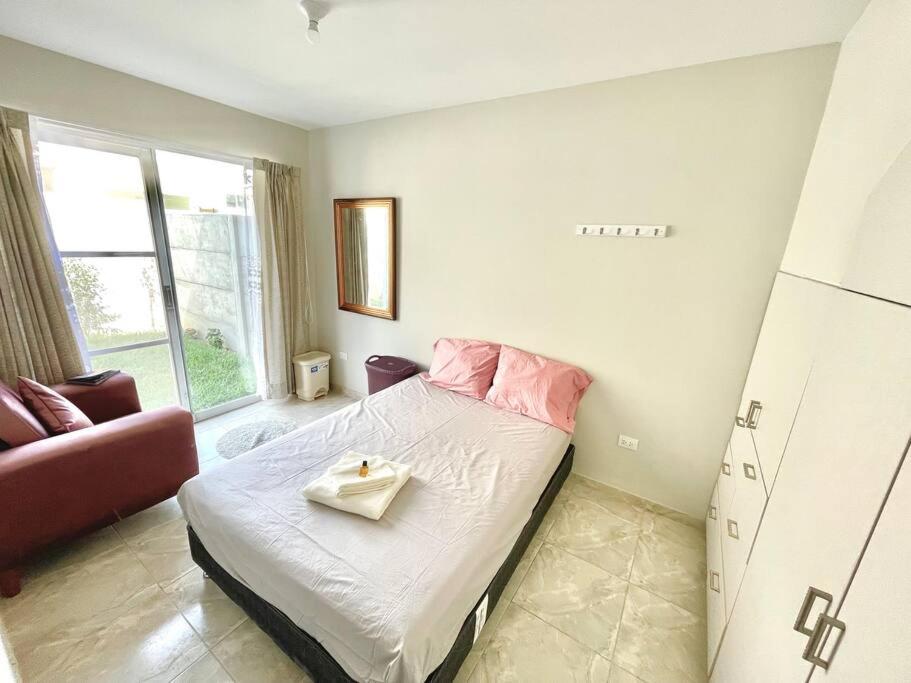 皮烏拉的住宿－Casa Mía，一间带床和沙发的小卧室
