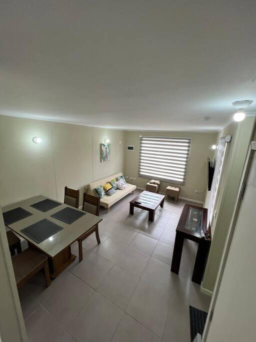 sala de estar con mesa y sofá en Casa Nueva 3 dormitorios 2B en Puerto Montt