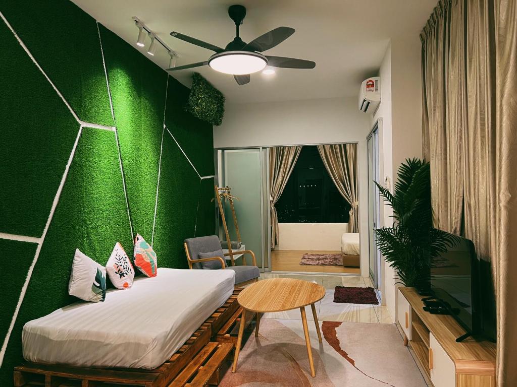 een woonkamer met een groene accentmuur bij Stylish 2 Bedroom Apartment by Thirteen Residence at ITCC Manhattan suites TR09 in Donggongon