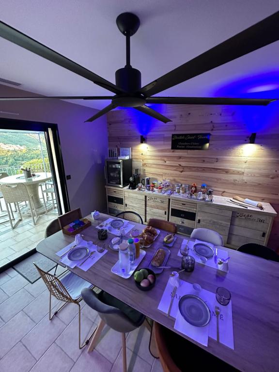 TV a/nebo společenská místnost v ubytování Bastide Saint-Thomé