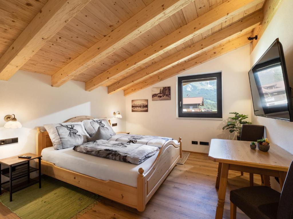 - une chambre avec un lit dans une pièce dotée de plafonds en bois dans l'établissement Apart Plan B, à Prama