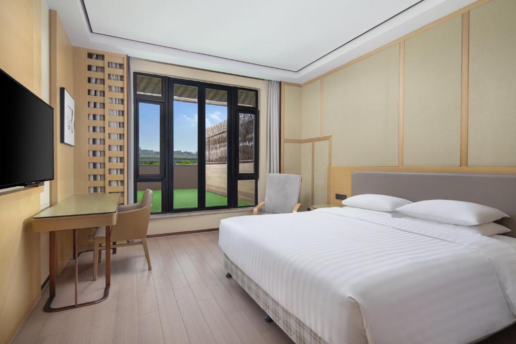 Postel nebo postele na pokoji v ubytování Courtyard by Marriott Shanghai International Tourism and Resorts Zone