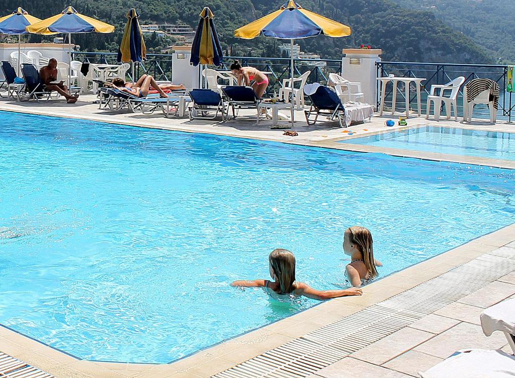 Der Swimmingpool an oder in der Nähe von Lido Sofia Apartments