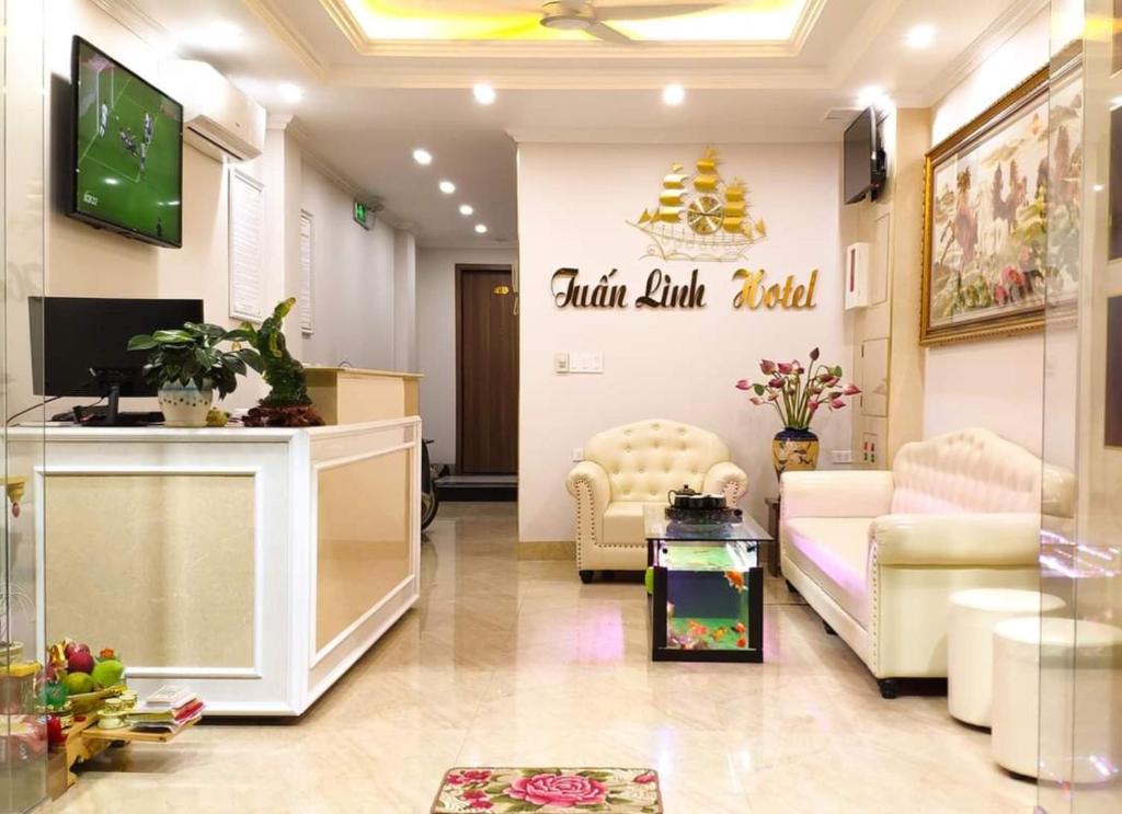 um salão com uma sala de espera com uma televisão e cadeiras em Tuấn Linh Hotel em Ha Long