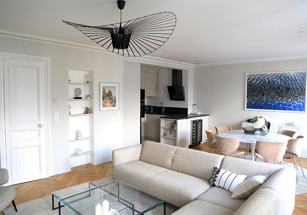 un salon avec un canapé et une table dans l'établissement Le Ciel de Paris - Montparnasse & Jardin du Luxembourg, à Paris