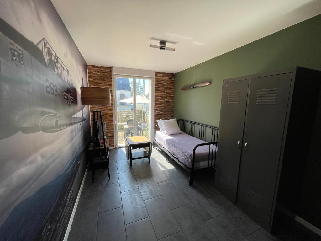 カンペールにあるTy Point Break 29のベッドルーム1室(ベッド1台付)、サッカーの壁画のある壁