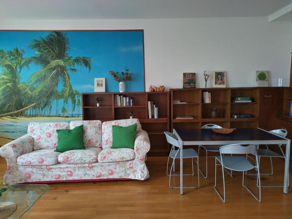 - un salon avec un canapé et une table dans l'établissement Sant'Uguzzone Flat, à Milan