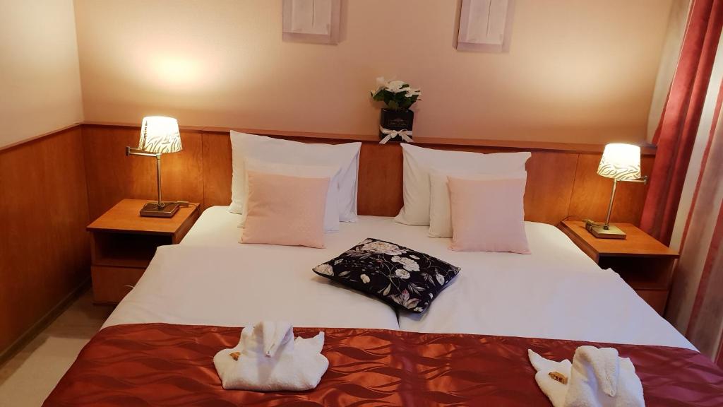 Postel nebo postele na pokoji v ubytování Hotel Isabell Győr