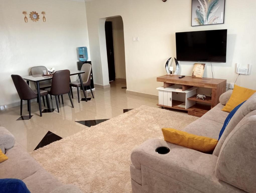 TV a/nebo společenská místnost v ubytování Shanvin Homes-2 Bedroom Ensuite Apartment close to Rupa Mall, Mediheal, St Lukes and TopHill Hospitals