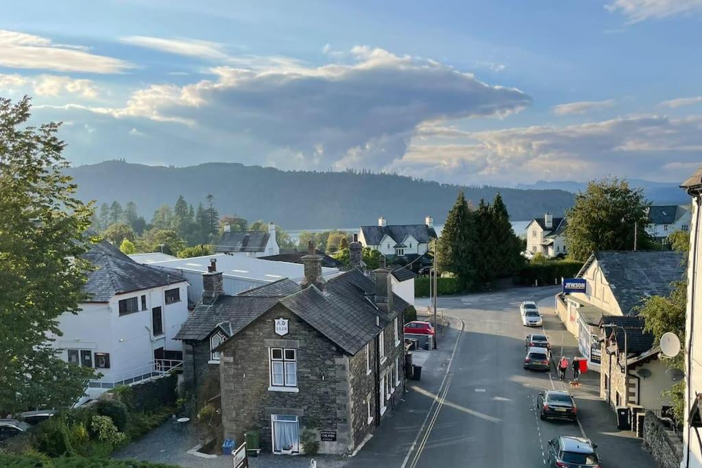 una pequeña ciudad con casas y una calle con coches en Perfectly Located, Central Bowness Flat With Free Parking and Lake Views, en Windermere