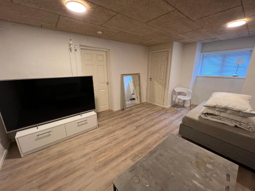 een woonkamer met een grote flatscreen-tv bij The Italian House 2 in Aalborg