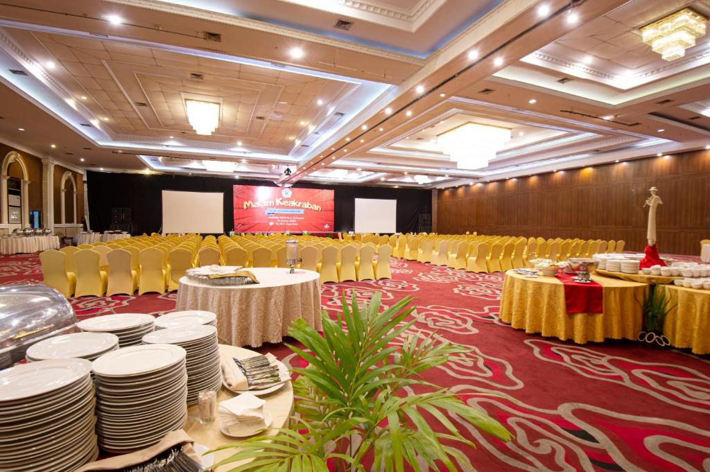 Restaurace v ubytování The Rich Jogja Hotel