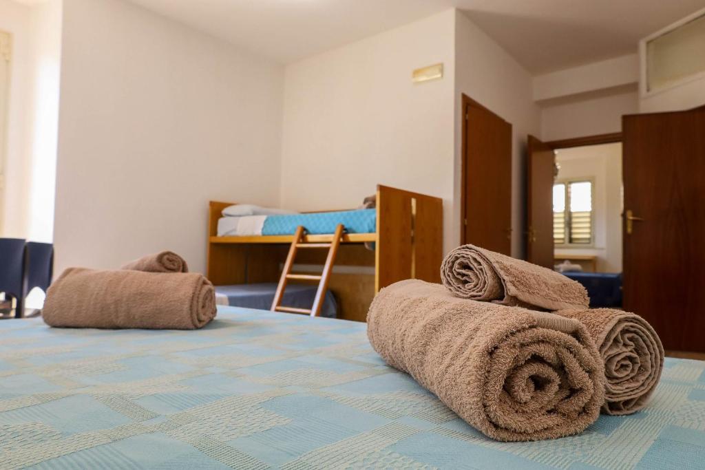 ラメーツィア・テルメにあるAngotti FamilyHouseのベッド1台(タオル付)が備わる客室です。