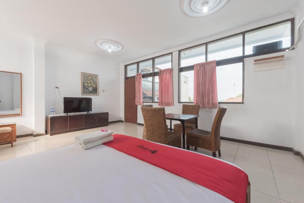 RedDoorz Syariah near Taman Kota Kuningan - Camera Doppia Deluxe