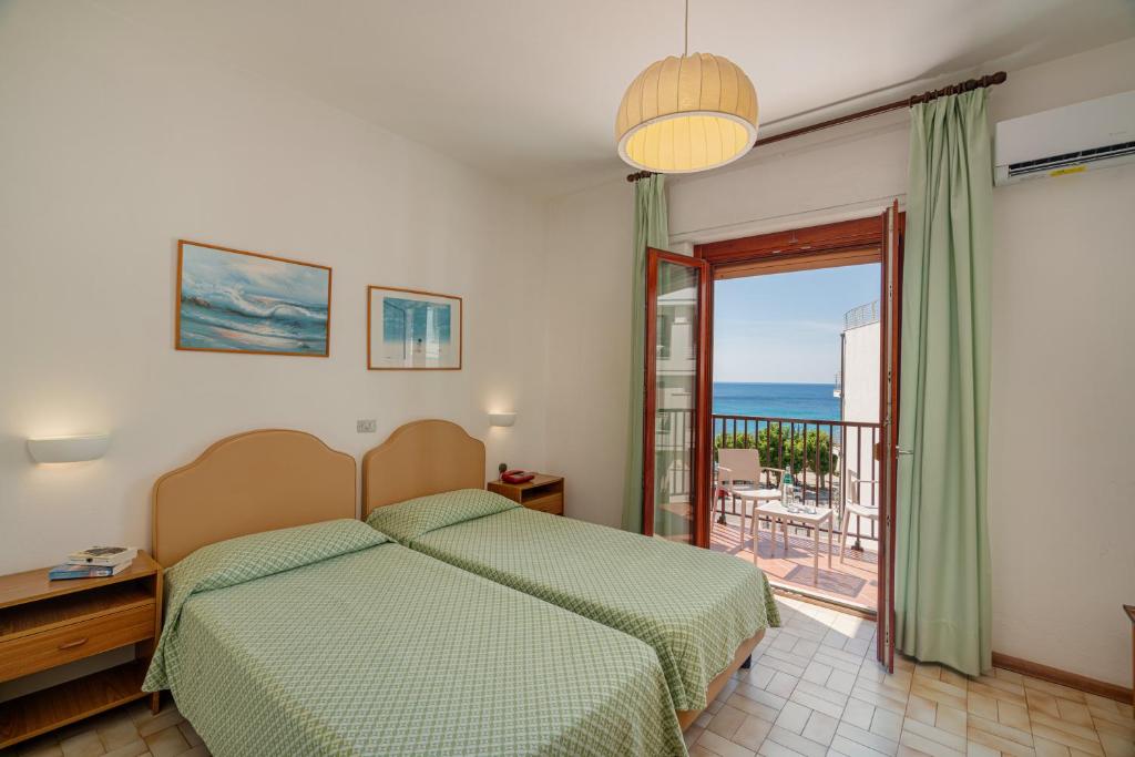 Postel nebo postele na pokoji v ubytování Hotel El Balear