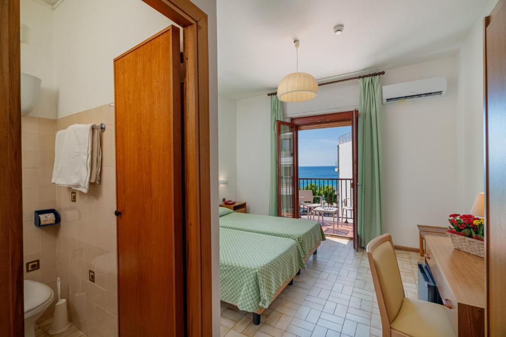 Postel nebo postele na pokoji v ubytování Hotel El Balear