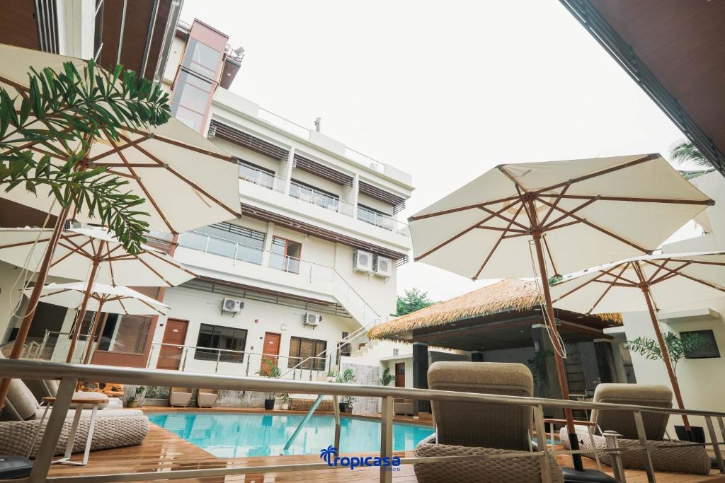 Bazén v ubytování Tropicasa Hotel nebo v jeho okolí