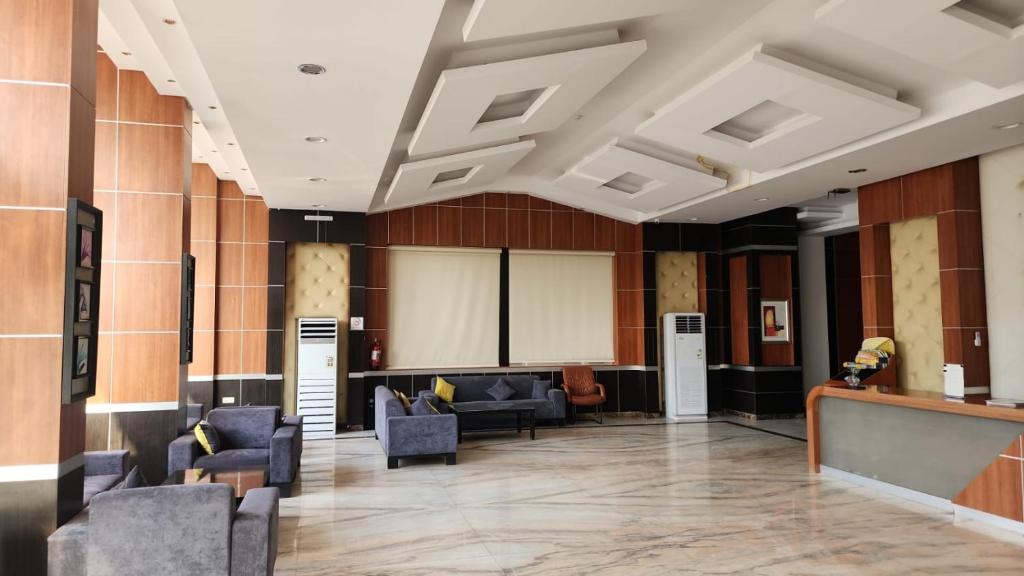 فندق المكان بإدارة العزمي في الرياض: لوبي فيه كنب وكراسي في مبنى