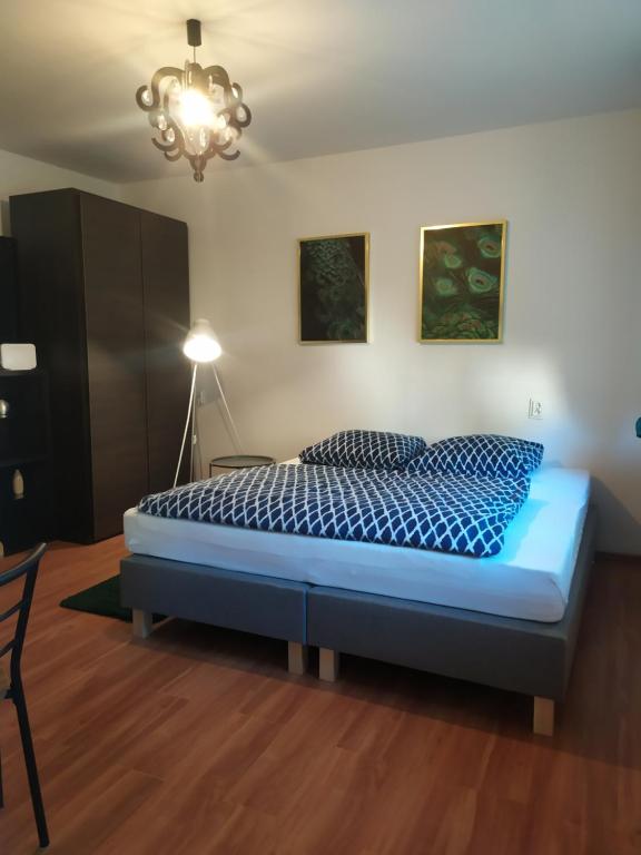 Cama en habitación con colchón azul en Good Morning Piaskowa Góra, en Wałbrzych