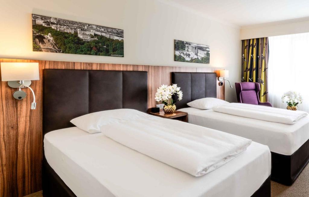 Postel nebo postele na pokoji v ubytování PLAZA Premium Wien