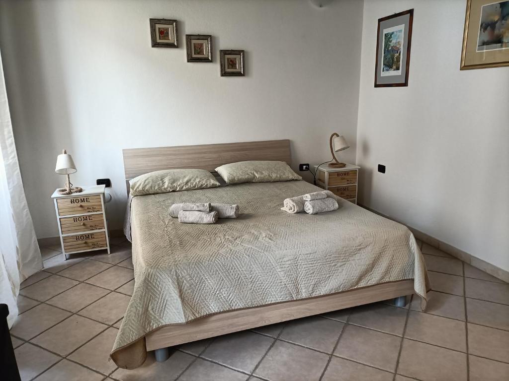 a bedroom with a bed with two towels on it at Casa Pisani 21 in Iglesias