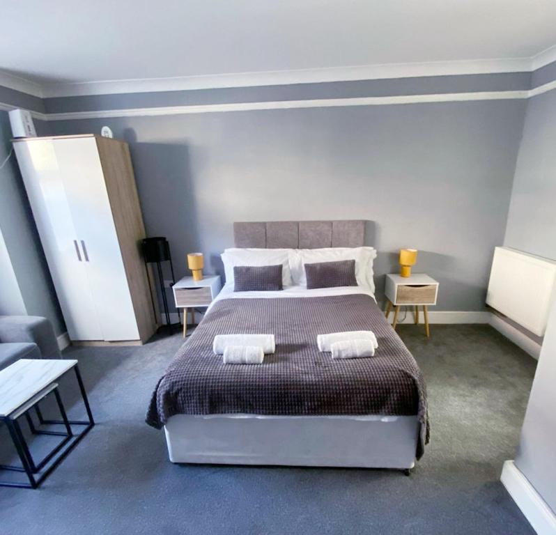 1 dormitorio con 1 cama grande y 2 toallas. en Gravesend 1 Bedroom Apartment 2 Min Walk to Station - longer stays available en Gravesend