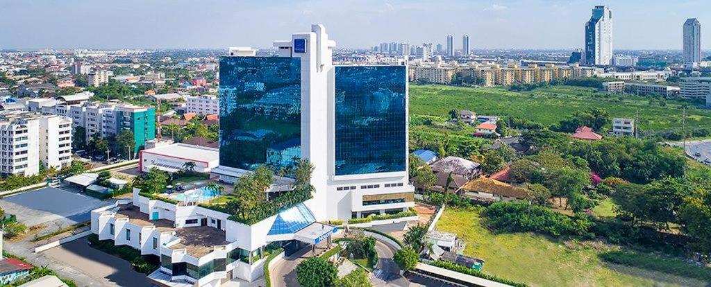z góry widok na duży budynek w mieście w obiekcie Novotel Bangkok Bangna w mieście Bang Na District