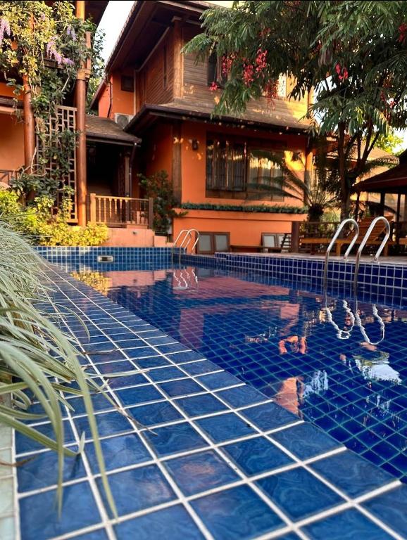 Bazén v ubytování บ้านยุ้งฮีลล์รีสอร์ท Baan Yung Hill Resort nebo v jeho okolí