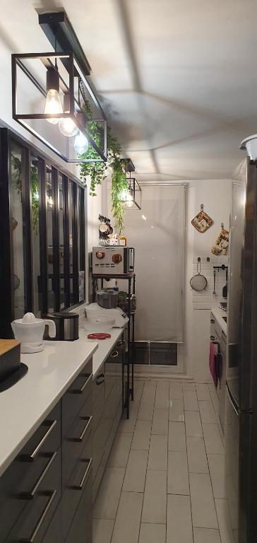 cocina grande con encimeras blancas en RESIDENCE AURORE, en Ermont