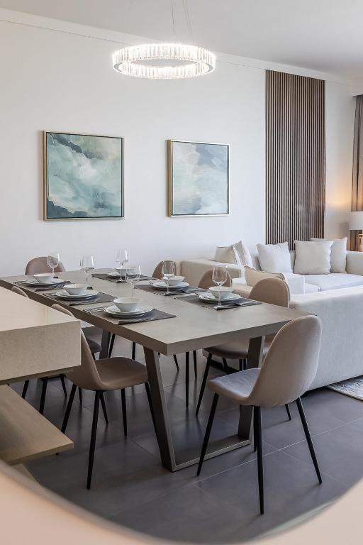 Posezení v ubytování Spacious 3BDR with Maid Room I Creek Harbour I Creek Gate Tower 2